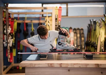 [Translate to English:] Skiservice in der Werkstatt