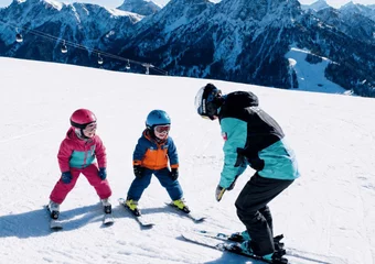[Translate to English:] Kinder beim Skikurs