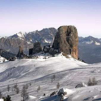 Auf Skiern durch die Geschichte der Dolomiten.