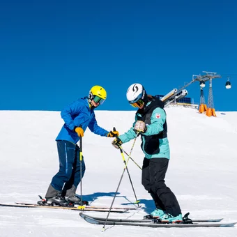 ROC Skilehrer erklärt dem Schüler die Skitechnik