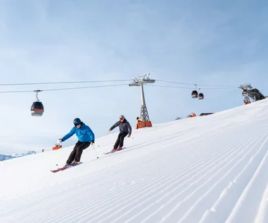 [Translate to English:] Skifahrer auf der Piste am Kronplatz