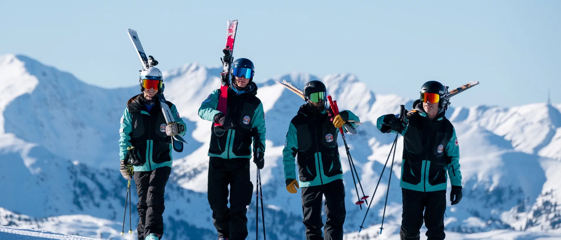 Das ROC Team mit Skiern auf der Schulter