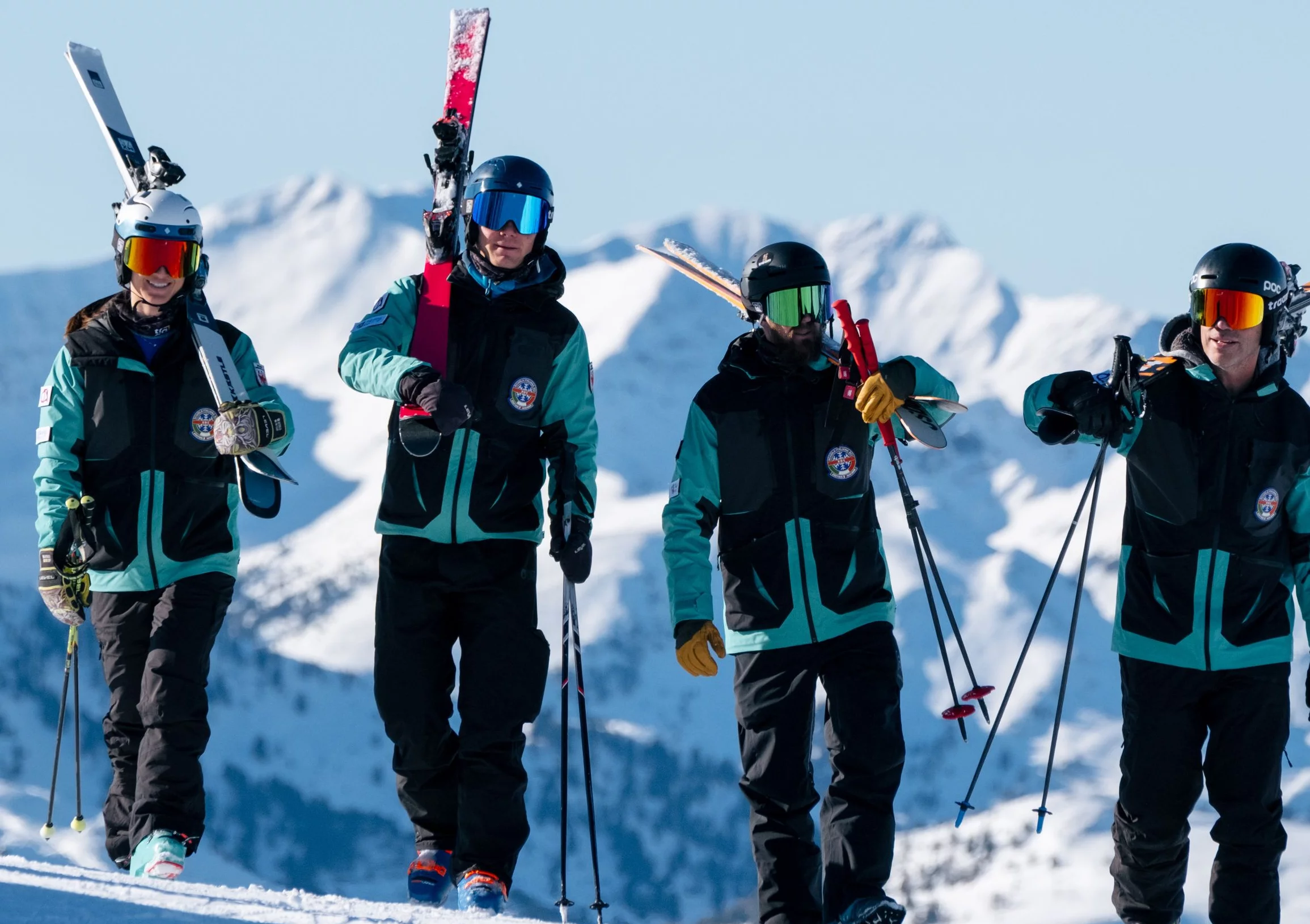 [Translate to English:] Das ROC Team mit Skiern auf der Schulter