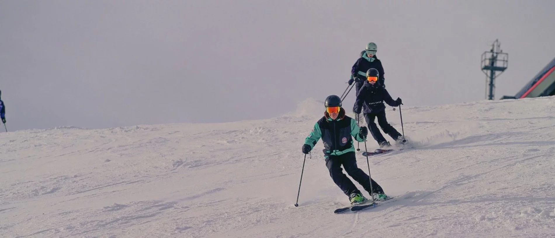 Skilehrer mit Kindern auf der Piste