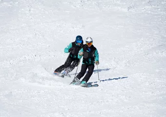[Translate to English:] Zwei Skilehrer beim Carven