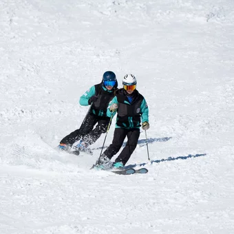 Zwei Skilehrer beim Carven