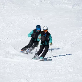 Zwei Skilehrer beim Carven