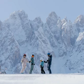 Gruppe vor Dolomiten-Panorama