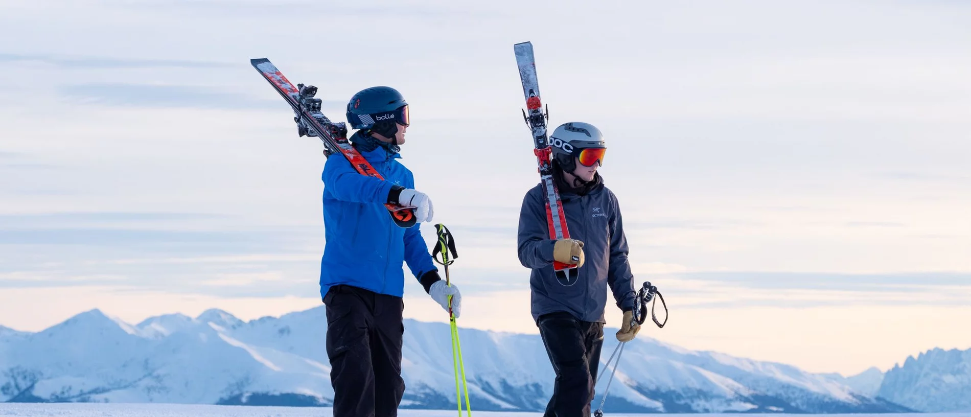 Zwei Skifahrer mit Skiern auf der Schulter