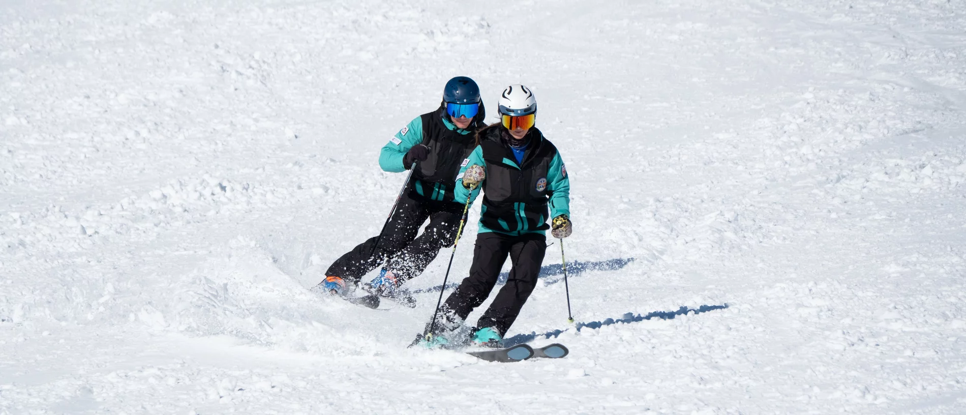 Zwei Skilehrer beim Carven